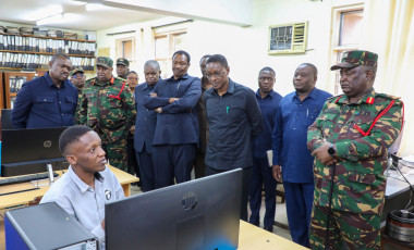 WAZIRI WA ULINZI NA JKT AFANYA ZIARA YA KIKAZI SHIRIKA LA NYUMBU, KUJIONEA UTENDAJI WAKE